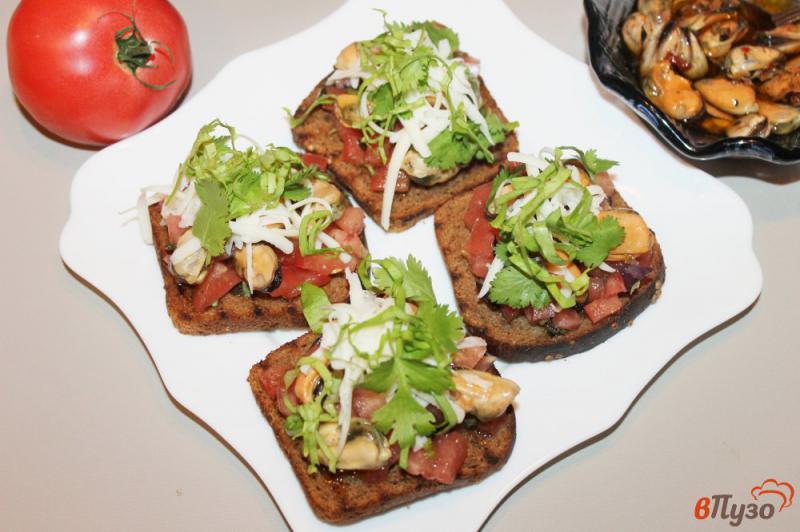 Фото приготовление рецепта: Бутерброды с томатной сальсой и маринованными мидиями шаг №7