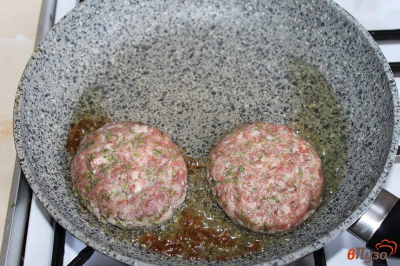 Фото приготовление рецепта: Гамбургеры со свиной котлетой по - домашнему шаг №3