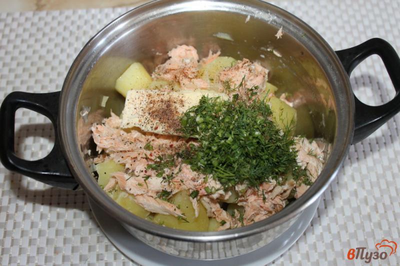 Фото приготовление рецепта: Картофель с отварным лососем и укропом шаг №6