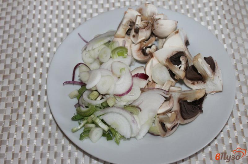Фото приготовление рецепта: Куриная печень с кабачками и грибами тушеная с соусом Терияки шаг №2