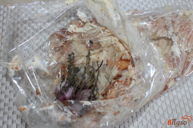 Фото приготовление рецепта: Половина курицы запеченная в рукаве с майонезом и зернистой горчицей шаг №5