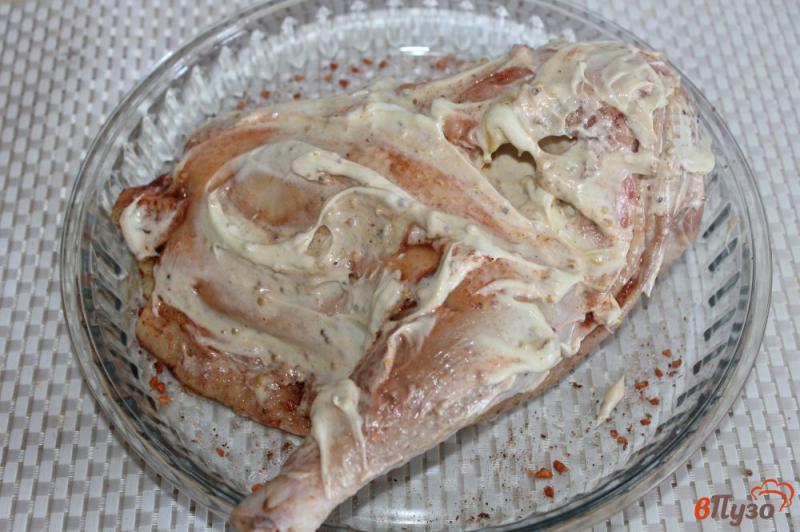 Фото приготовление рецепта: Половина курицы запеченная в рукаве с майонезом и зернистой горчицей шаг №4