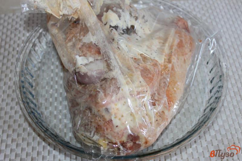 Фото приготовление рецепта: Половина курицы запеченная в рукаве с майонезом и зернистой горчицей шаг №6