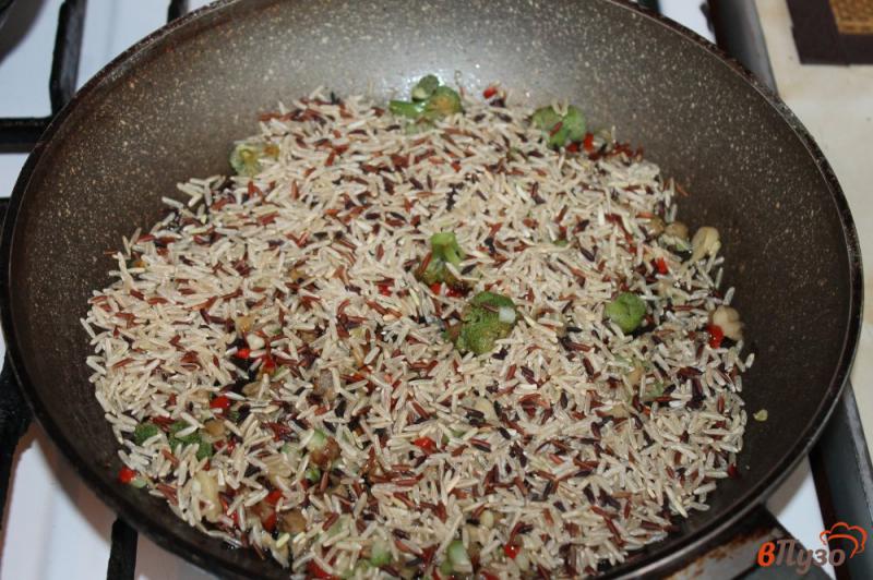 Фото приготовление рецепта: Рис ассорти с овощами на сковороде шаг №4