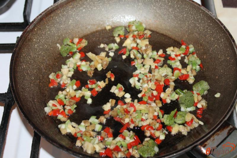 Фото приготовление рецепта: Рис ассорти с овощами на сковороде шаг №3