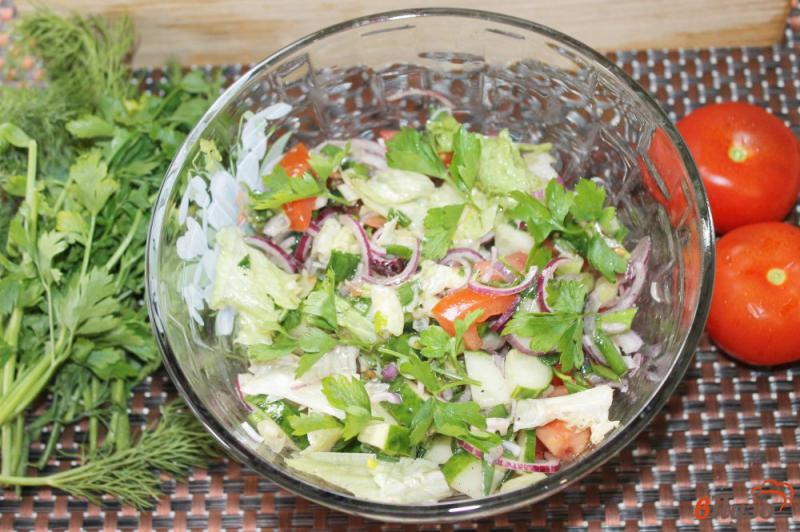 Фото приготовление рецепта: Салат из листовой зелени с овощами и луком шаг №5