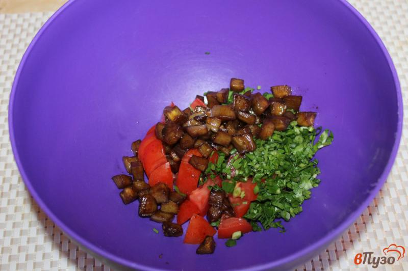 Фото приготовление рецепта: Теплый салат из жареных баклажанов, помидоров и зелени шаг №6