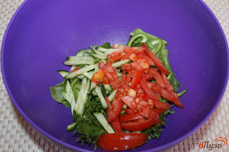 Фото приготовление рецепта: Салат из перца, фризе и копченого мяса шаг №4