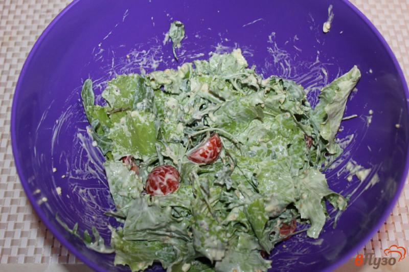 Фото приготовление рецепта: Куриный салат с помидорами черри и сухариками под горчичной заправкой шаг №8