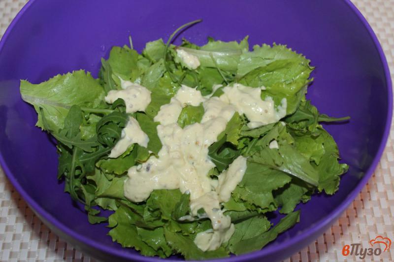 Фото приготовление рецепта: Куриный салат с помидорами черри и сухариками под горчичной заправкой шаг №7