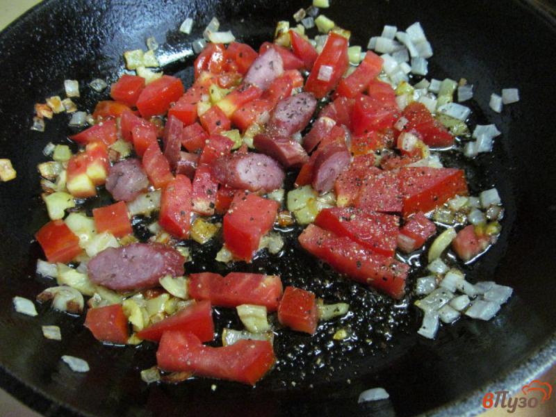 Фото приготовление рецепта: Омлет с овощами и охотничьими колбасками шаг №4
