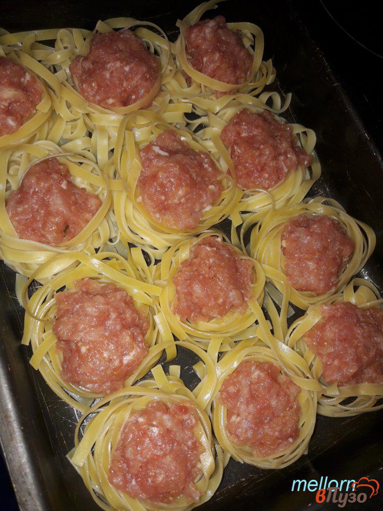 Фото приготовление рецепта: Гнезда из макарон с фаршем в остро-томатном соусе шаг №2