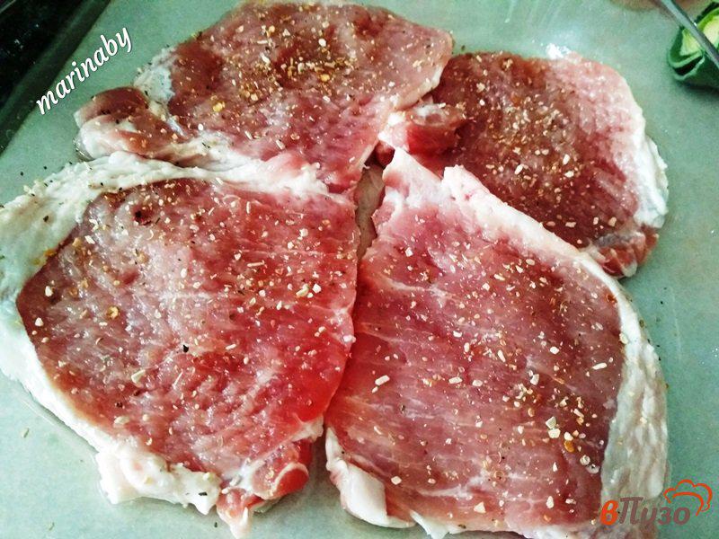 Фото приготовление рецепта: Запеченная свинина  с луком и сыром шаг №7