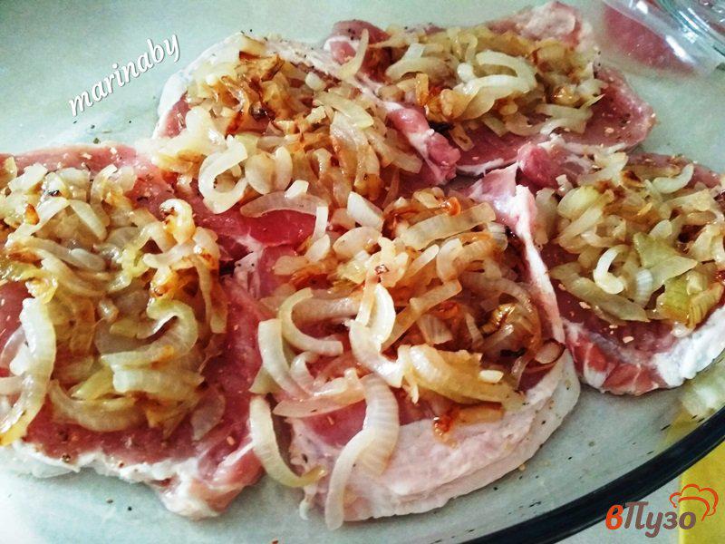 Фото приготовление рецепта: Запеченная свинина  с луком и сыром шаг №8