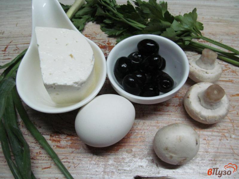 Фото приготовление рецепта: Салат из оливок с сыром и грибами шаг №1