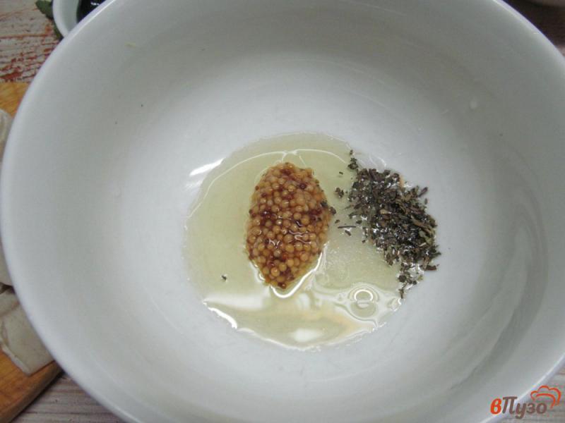 Фото приготовление рецепта: Салат из оливок с сыром и грибами шаг №2