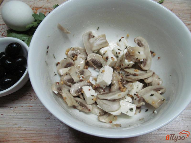 Фото приготовление рецепта: Салат из оливок с сыром и грибами шаг №4