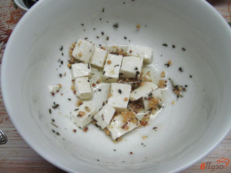 Фото приготовление рецепта: Салат из оливок с сыром и грибами шаг №3