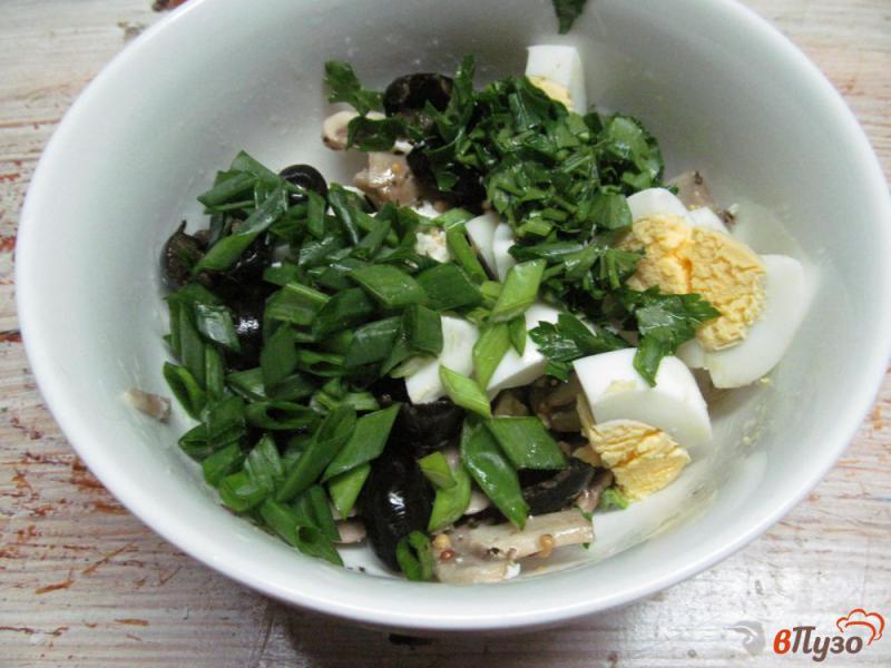 Фото приготовление рецепта: Салат из оливок с сыром и грибами шаг №6