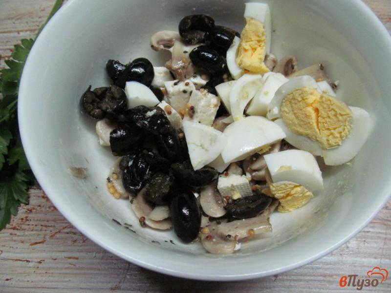 Фото приготовление рецепта: Салат из оливок с сыром и грибами шаг №5