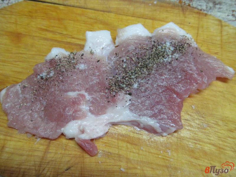 Фото приготовление рецепта: Свиная отбивная с овощным салатом шаг №2