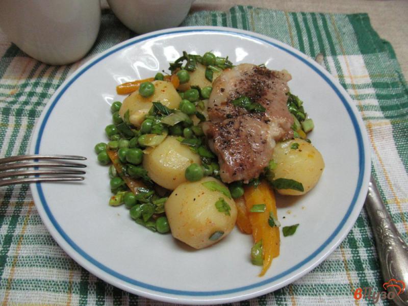 Фото приготовление рецепта: Свиная отбивная с овощным салатом шаг №7