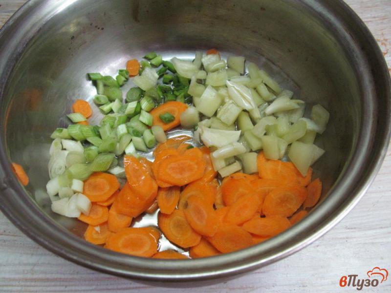 Фото приготовление рецепта: Куриный суп со спаржевой фасолью и щавелем шаг №1