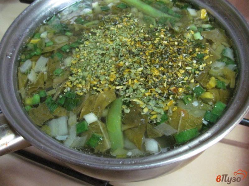 Фото приготовление рецепта: Куриный суп со спаржевой фасолью и щавелем шаг №7