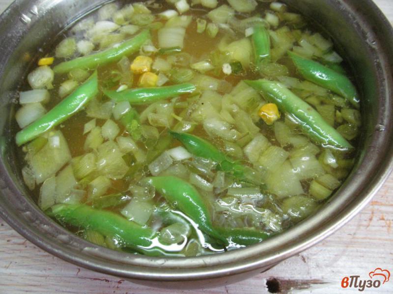 Фото приготовление рецепта: Куриный суп со спаржевой фасолью и щавелем шаг №4