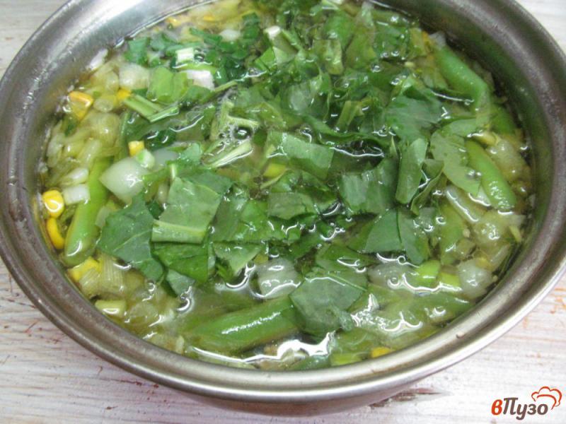 Фото приготовление рецепта: Куриный суп со спаржевой фасолью и щавелем шаг №6
