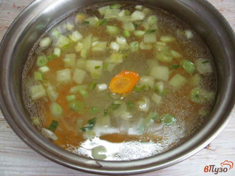 Фото приготовление рецепта: Куриный суп со спаржевой фасолью и щавелем шаг №2