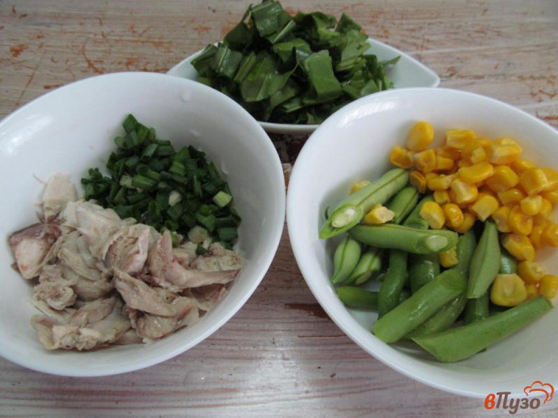 Фото приготовление рецепта: Куриный суп со спаржевой фасолью и щавелем шаг №3