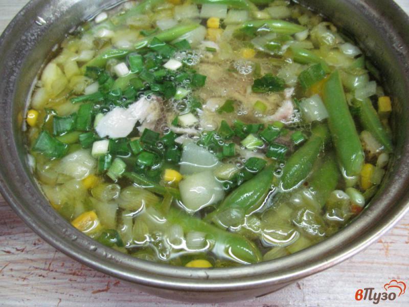 Фото приготовление рецепта: Куриный суп со спаржевой фасолью и щавелем шаг №5