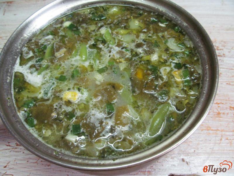 Фото приготовление рецепта: Куриный суп со спаржевой фасолью и щавелем шаг №8