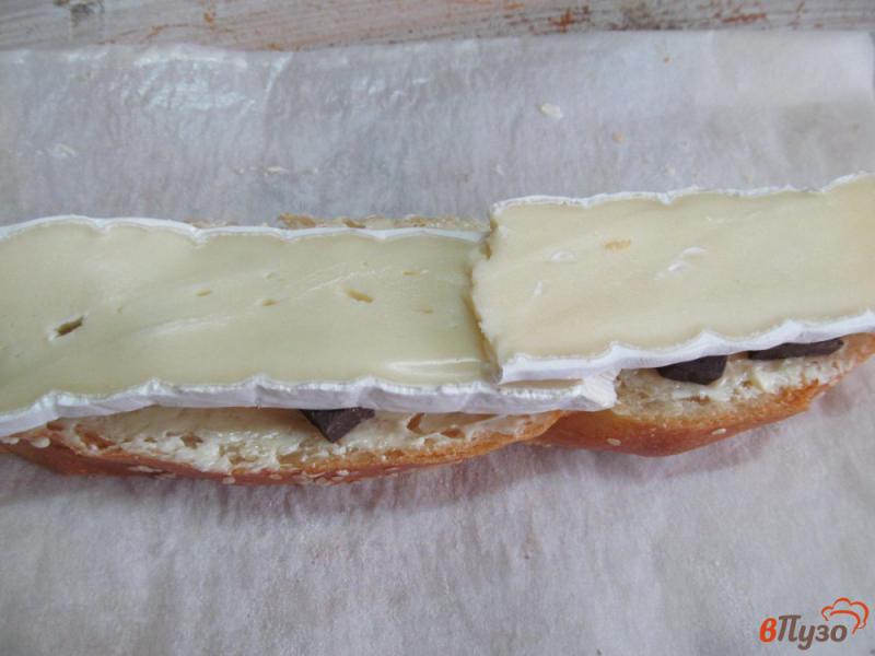 Фото приготовление рецепта: Сладкий бутерброд под малиновым соусом шаг №3