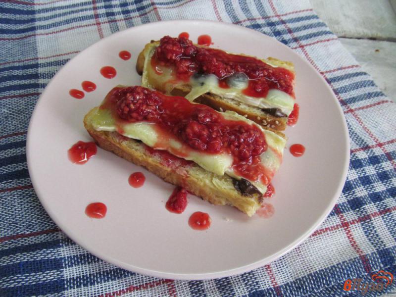 Фото приготовление рецепта: Сладкий бутерброд под малиновым соусом шаг №5
