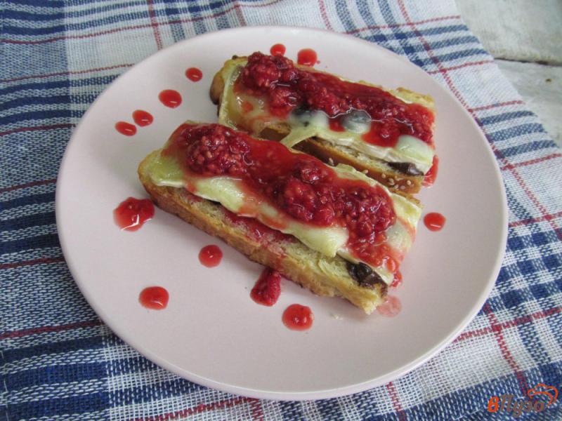 Фото приготовление рецепта: Сладкий бутерброд под малиновым соусом шаг №6