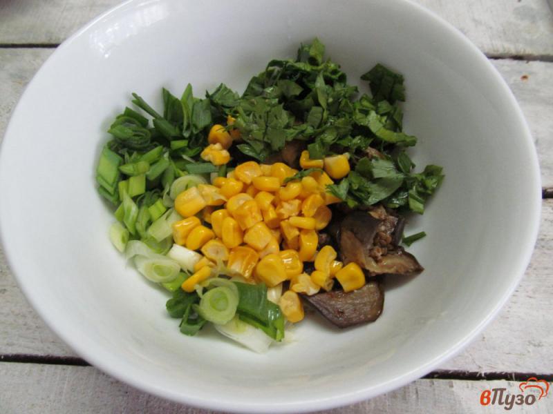 Фото приготовление рецепта: Салат из жареного баклажана с кукурузой и помидором шаг №3
