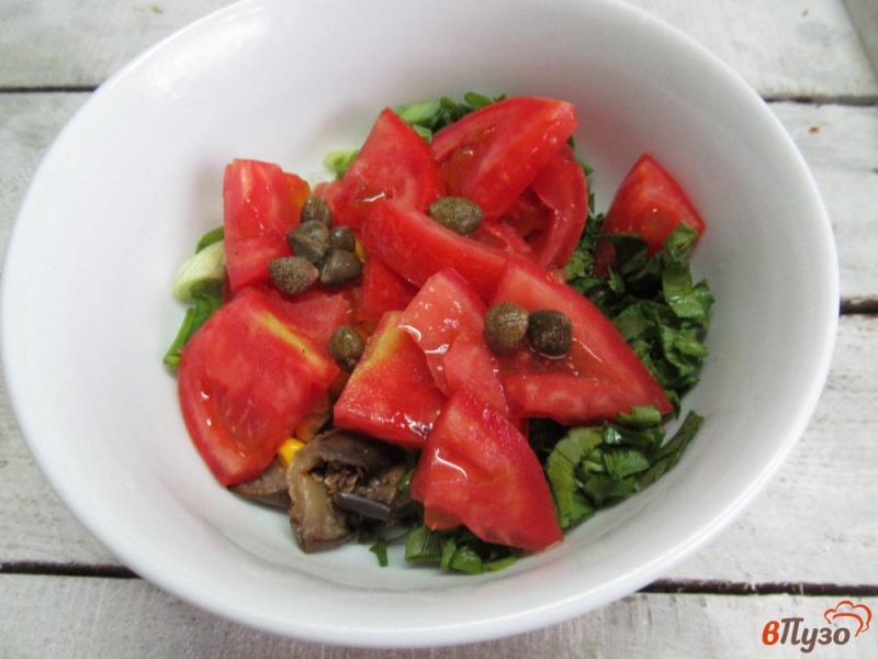 Фото приготовление рецепта: Салат из жареного баклажана с кукурузой и помидором шаг №4