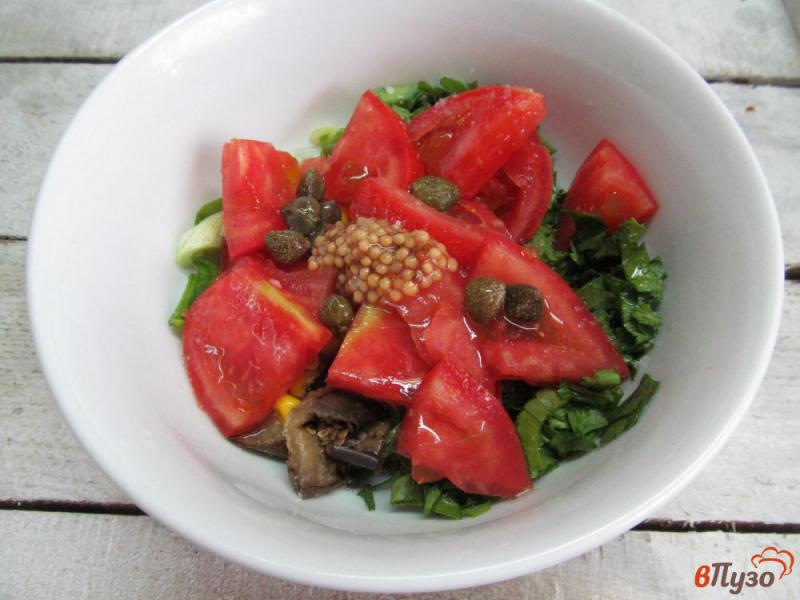 Фото приготовление рецепта: Салат из жареного баклажана с кукурузой и помидором шаг №5