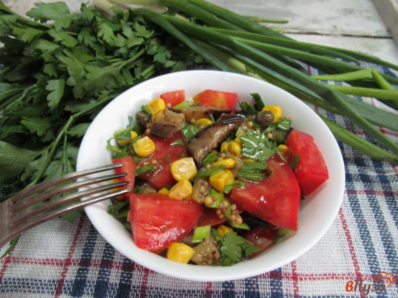Фото приготовление рецепта: Салат из жареного баклажана с кукурузой и помидором шаг №6