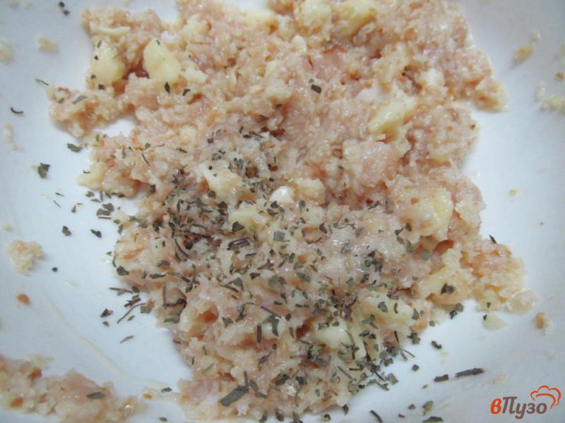 Фото приготовление рецепта: Куриные котлеты с сыром моцарелла шаг №3
