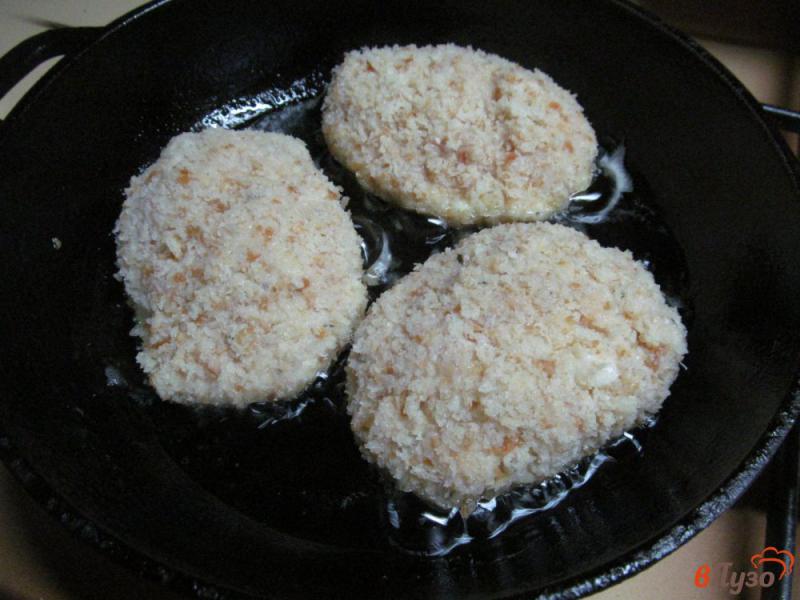 Фото приготовление рецепта: Куриные котлеты с сыром моцарелла шаг №5