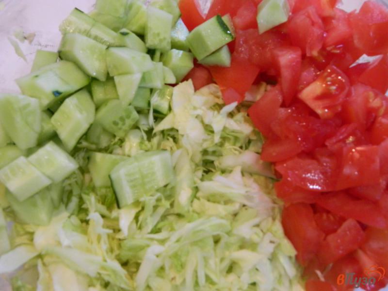 Фото приготовление рецепта: Салат с капустой, оливками и моцареллой шаг №2