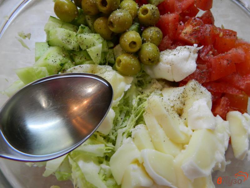 Фото приготовление рецепта: Салат с капустой, оливками и моцареллой шаг №4