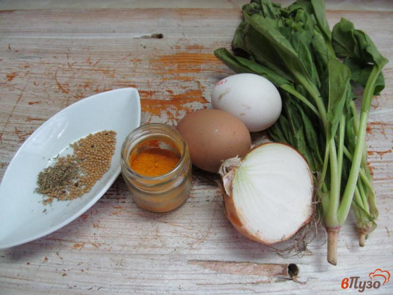 Фото приготовление рецепта: Омлет с луком и шпинатом шаг №1