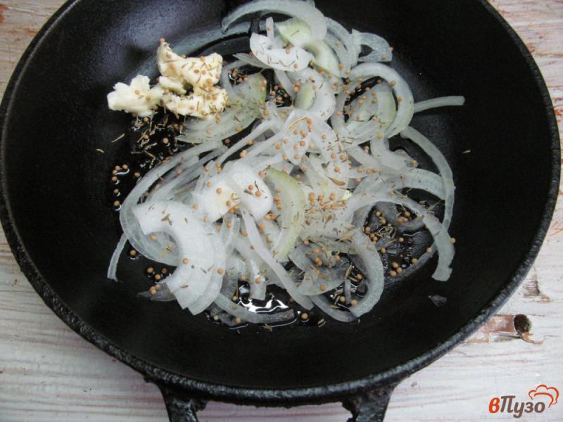Фото приготовление рецепта: Омлет с луком и шпинатом шаг №2