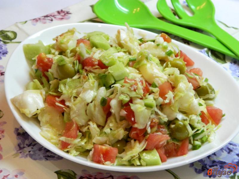 Фото приготовление рецепта: Салат с капустой, оливками и моцареллой шаг №6