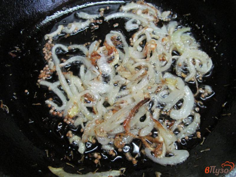 Фото приготовление рецепта: Омлет с луком и шпинатом шаг №4