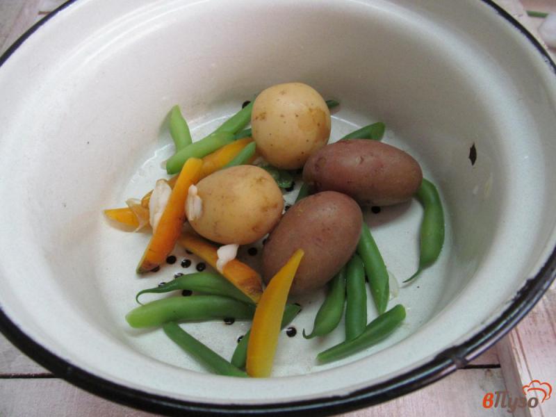 Фото приготовление рецепта: Овощи с яйцом пашот каперсами и рукколой шаг №4